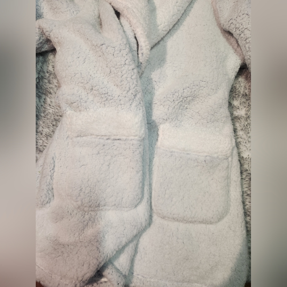 NWT La Vie En Rose White/Grey Fluffy Housecoat Robe - Picture 4 of 5